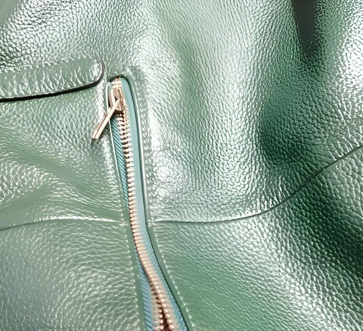 Nous nettoyons tous vos éléments en cuir ou en daim. 