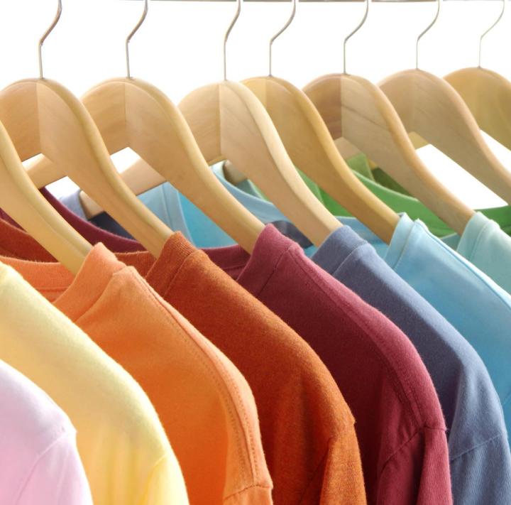 Nos teinturiers utilisent des produits écologiques adaptés à vos tissus. 